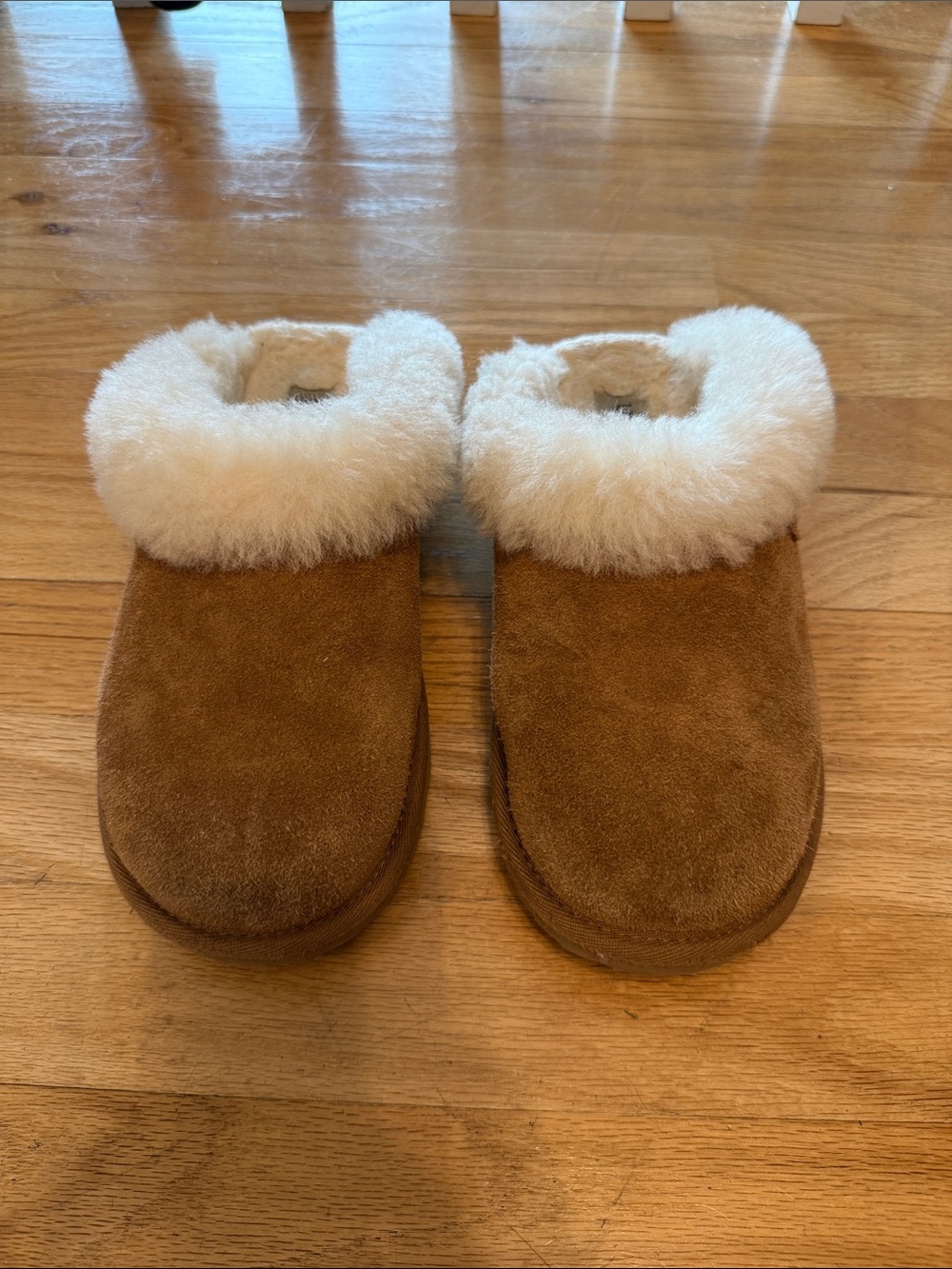 Ugg Kids Cozy Shearling Lined Slipper - Chestnut Brown. Size 4